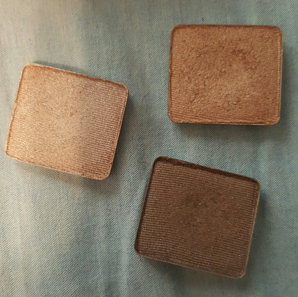 Aveda compact with makeup (hardly worn) - Picture 3 of 3
