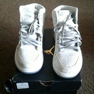 Athletic shoes