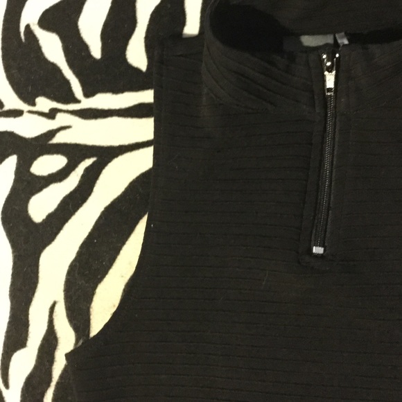 🎁GIFTED🎁Black Zipper Front Crop Top - Picture 2 of 7