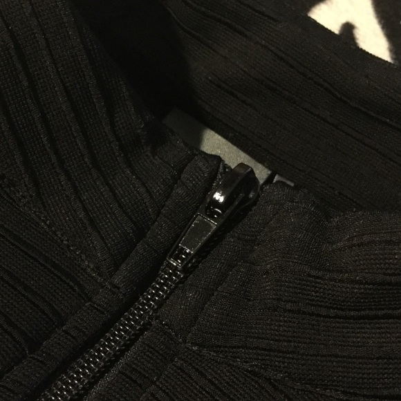 🎁GIFTED🎁Black Zipper Front Crop Top - Picture 3 of 7