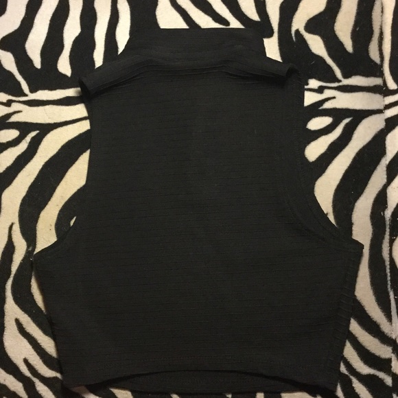 🎁GIFTED🎁Black Zipper Front Crop Top - Picture 6 of 7