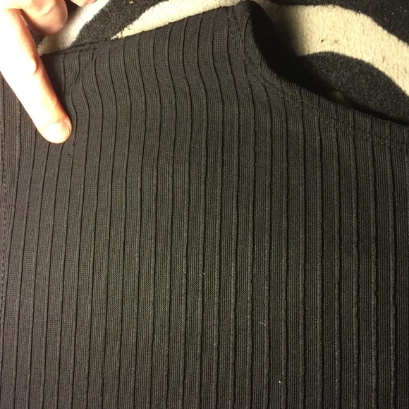 🎁GIFTED🎁Black Zipper Front Crop Top - Picture 7 of 7