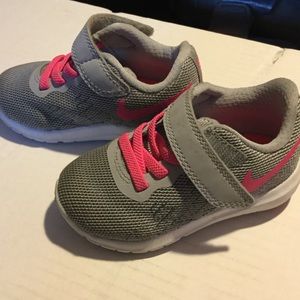 Nike Flex shoe. Grey & Pink.