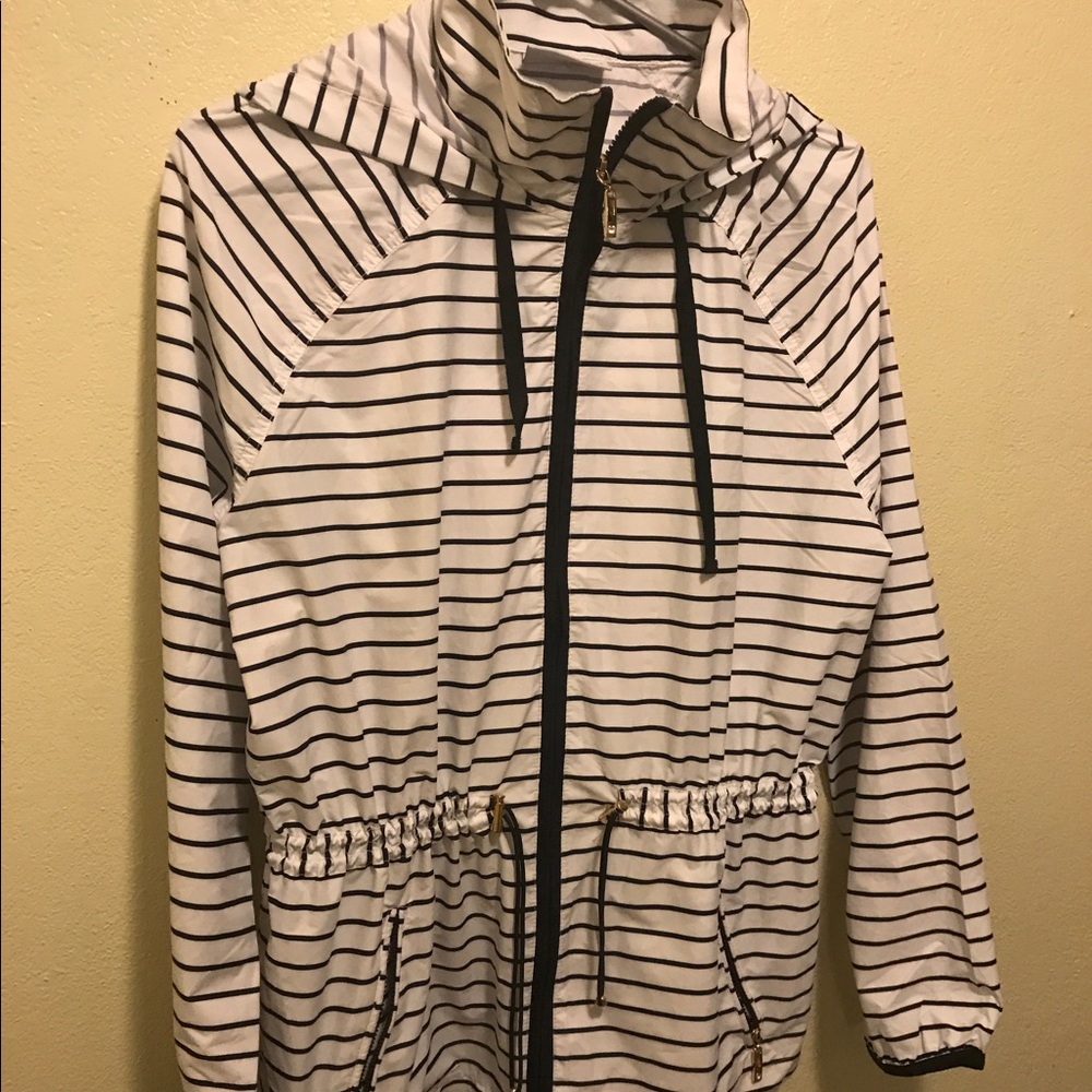 Woman's wind breaker