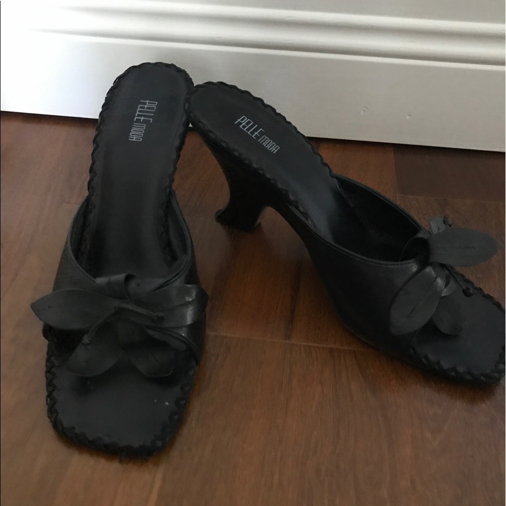 Pelle Moda black sandals with flower