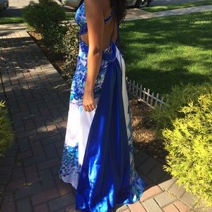 Elegant prom dress or can be worn for a wedding