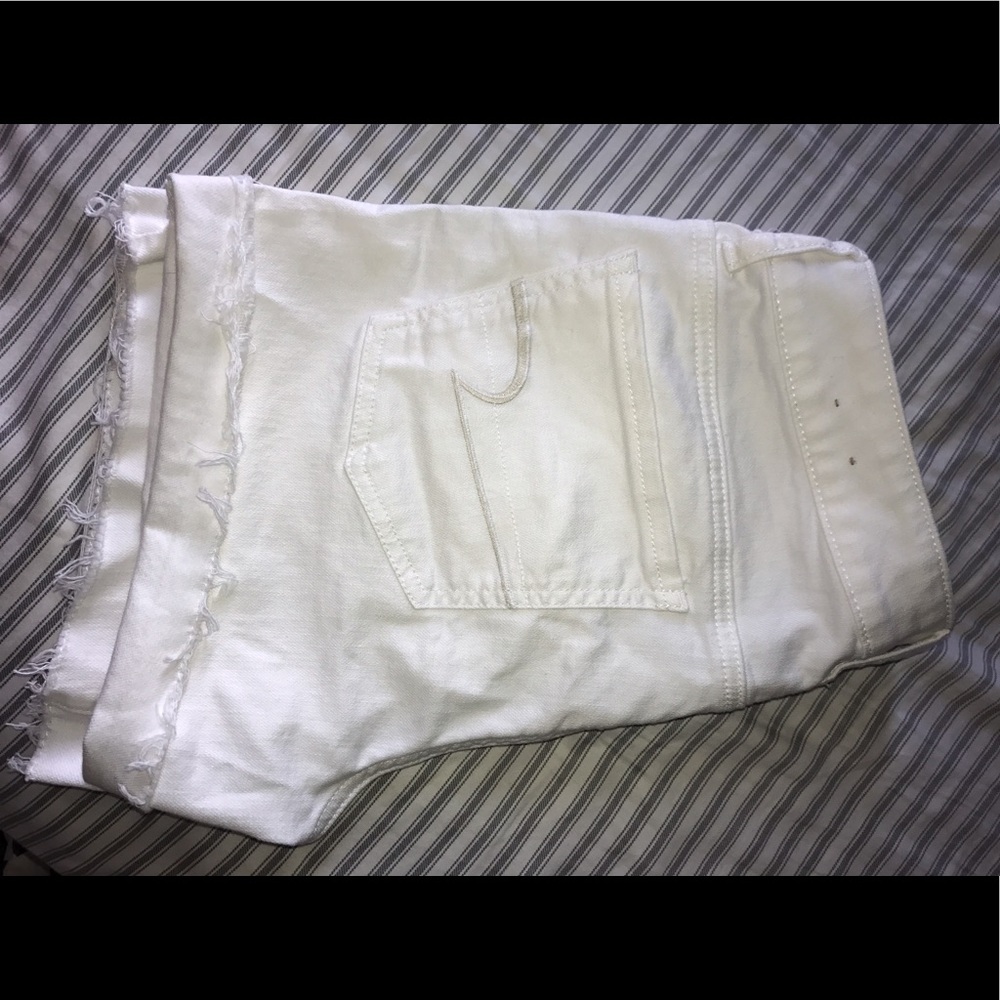 AMERICAN EAGLE WHITE DENIM SHORTS