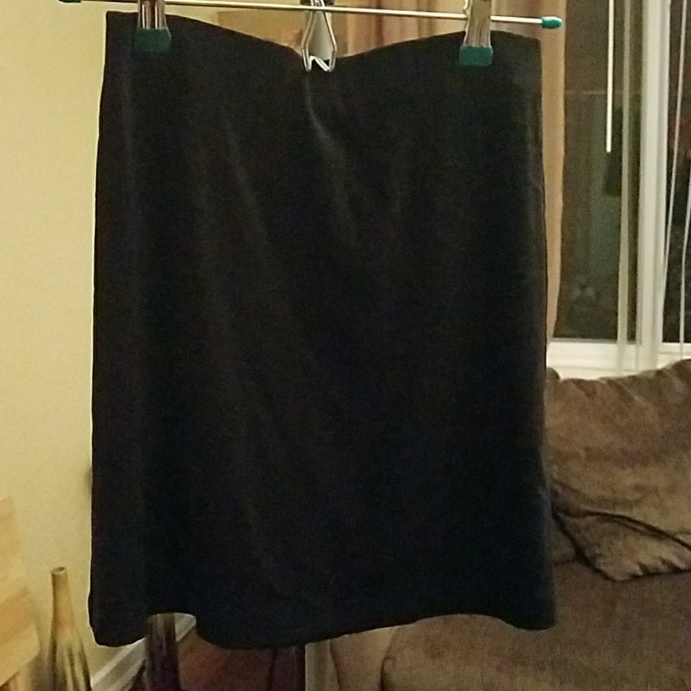 Short black stretchy skirt