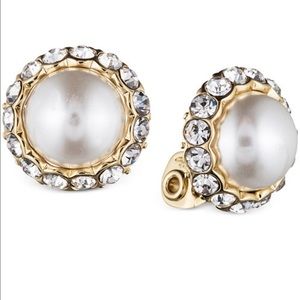Elegant pair stud earring.