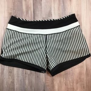 LULULEMON Groovy running shorts black white stripe