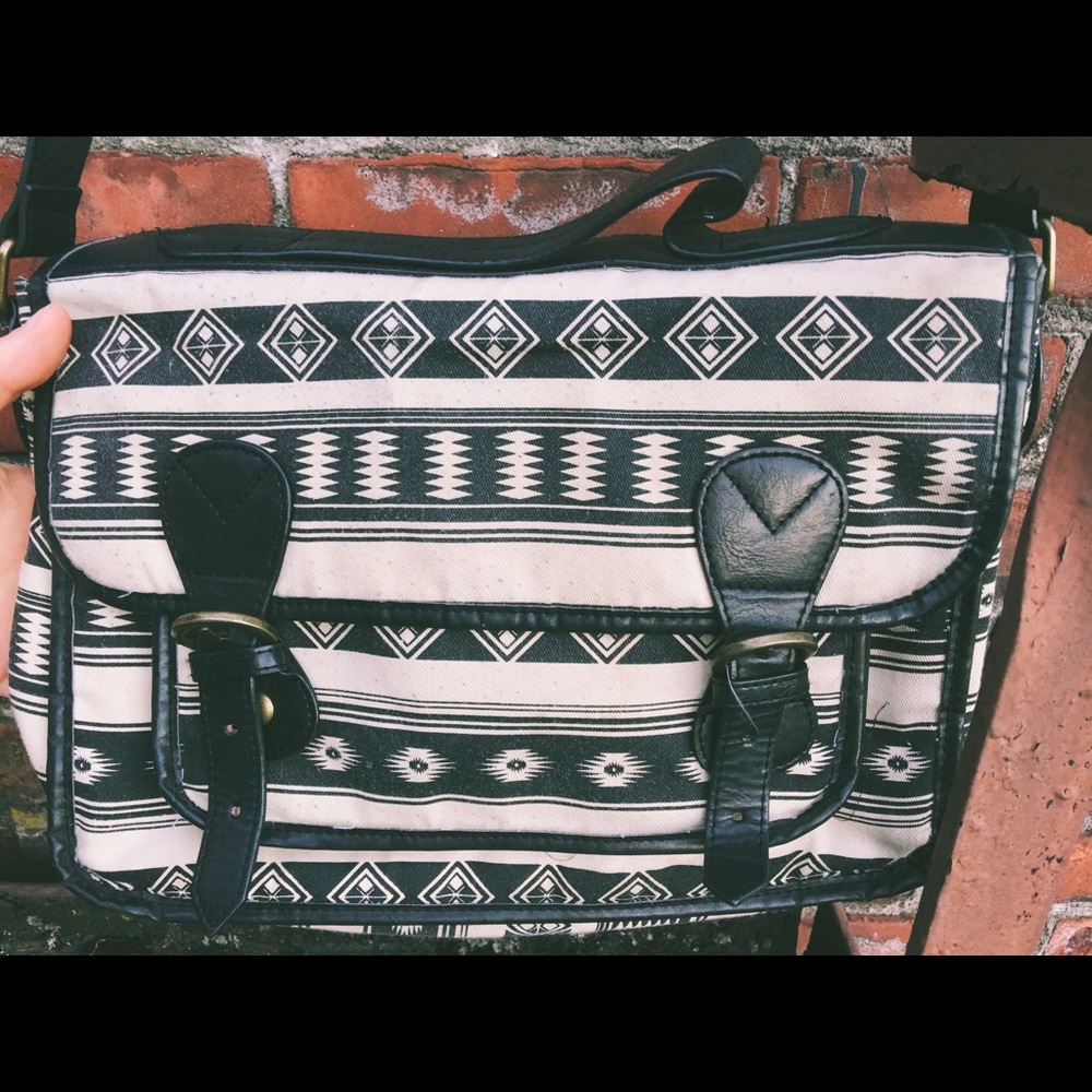 Aztec print cross over bag - Picture 1 of 4