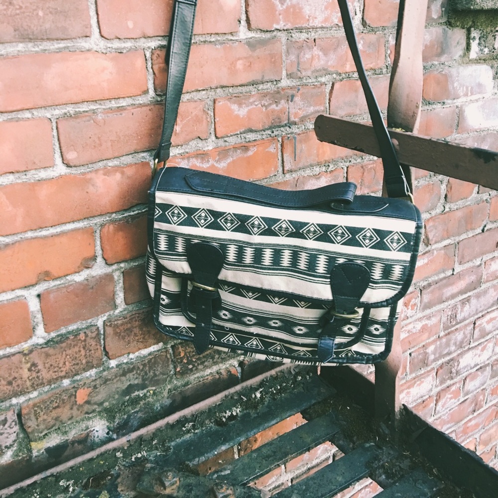 Aztec print cross over bag - Picture 2 of 4