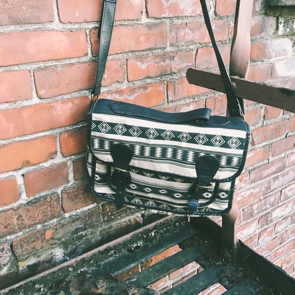 Aztec print cross over bag - Picture 2 of 4