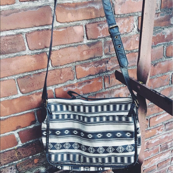 Aztec print cross over bag - Picture 3 of 4