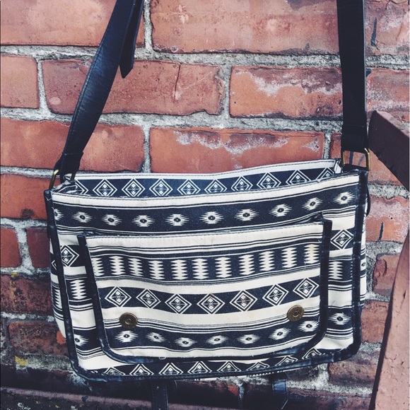 Aztec print cross over bag - Picture 4 of 4