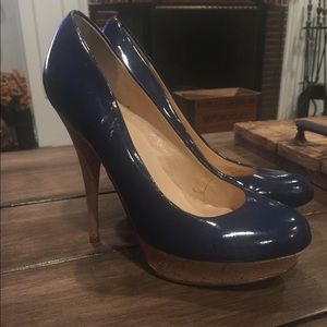 Guess navy blue cork pumps