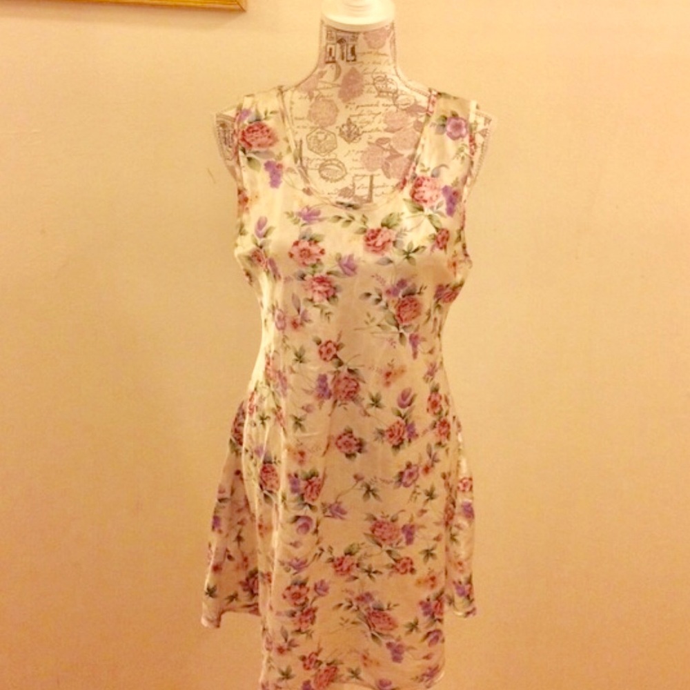 Beautiful Nightgown & Matching Robe - Picture 2 of 3