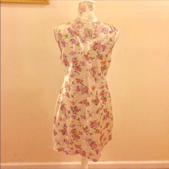 Beautiful Nightgown & Matching Robe - Picture 3 of 3