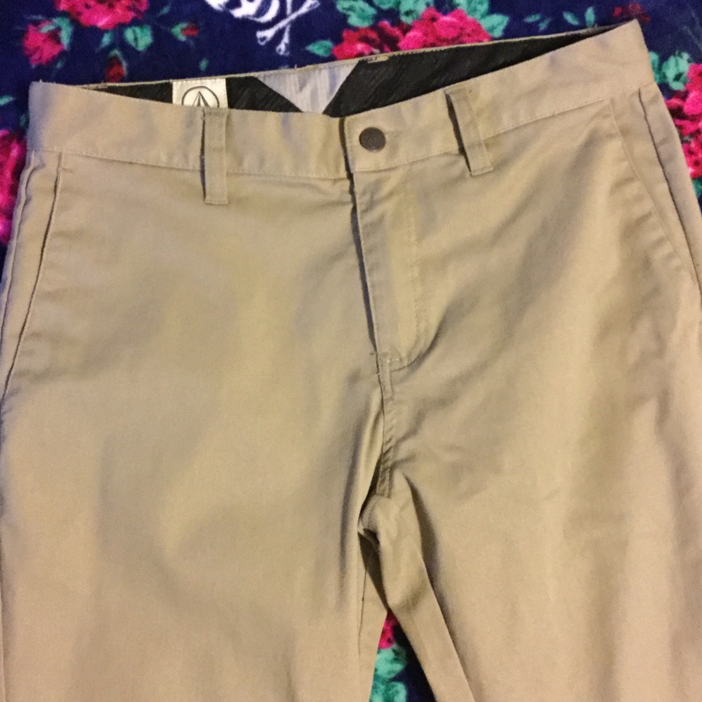 AUTHENTIC PRE-OWNED VOLCOM KAKI SIZE 31