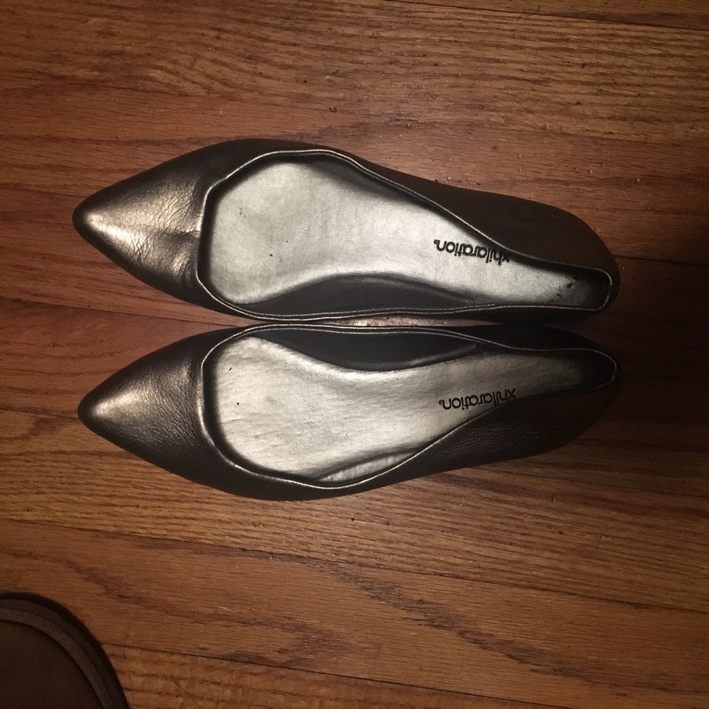 Metallic pointy flats