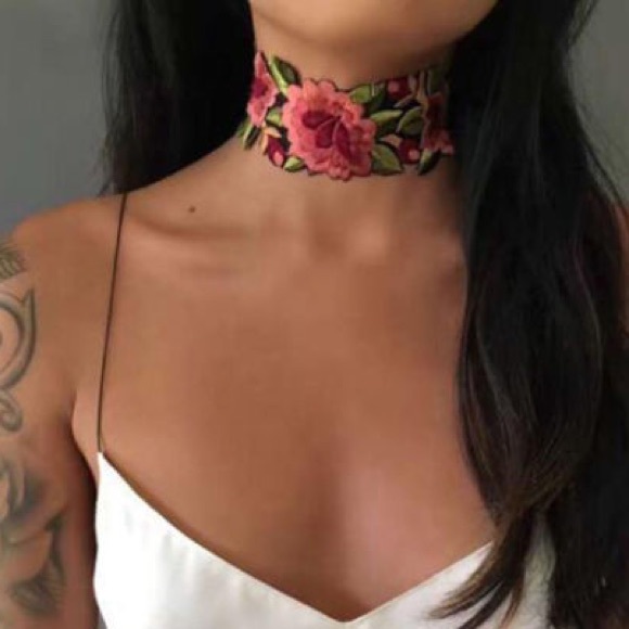 Eye Catching Regal Colorful Rose Embroidery Choker Necklace - Picture 3 of 4