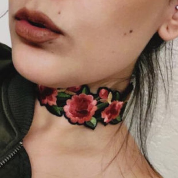 Eye Catching Regal Colorful Rose Embroidery Choker Necklace - Picture 2 of 4