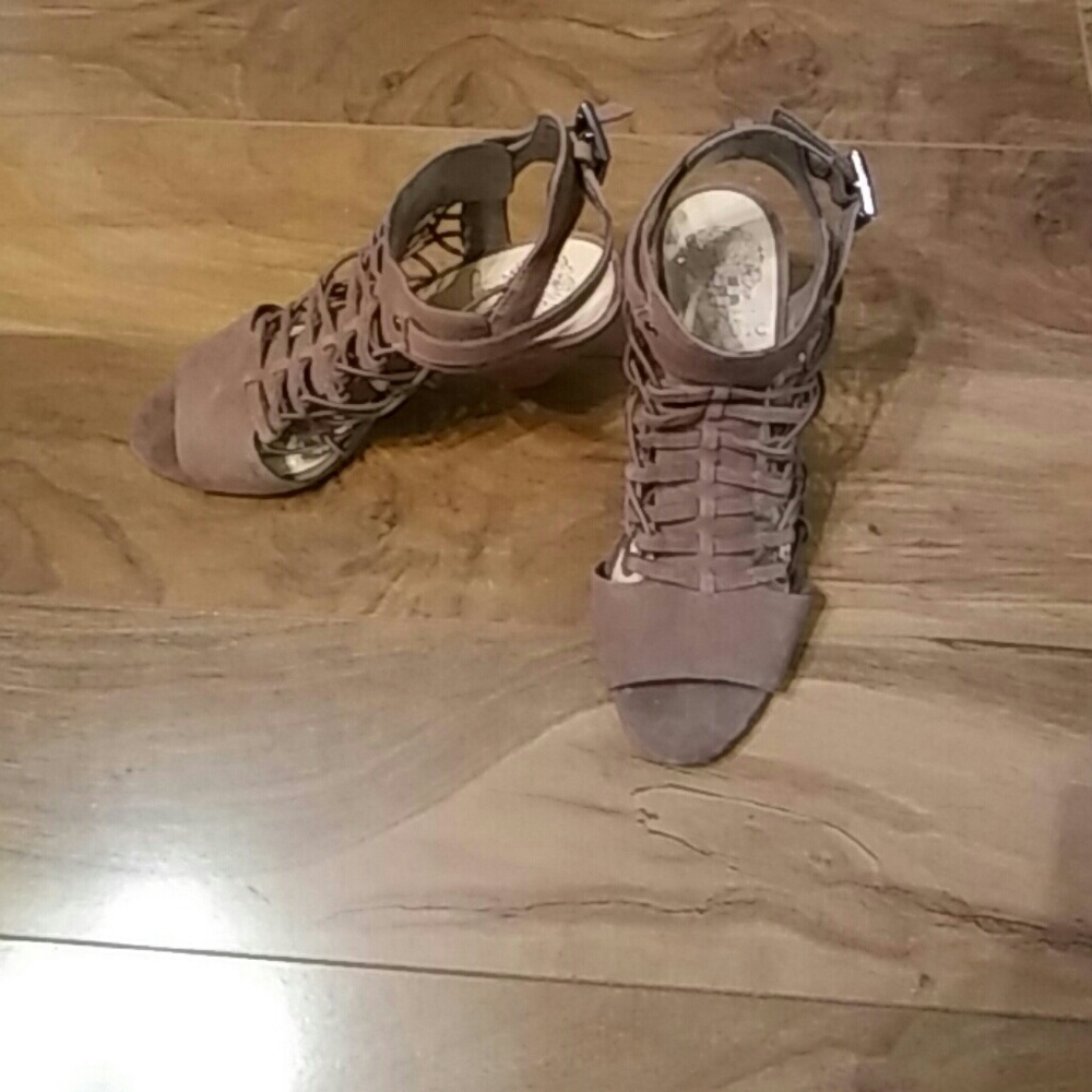 VINCE CAMUTO SZ 7