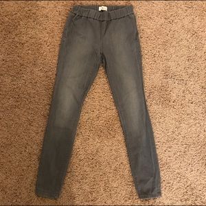 Gray jeggings, very similar to skinny jeans