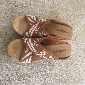 Minnetonka wedge size 7