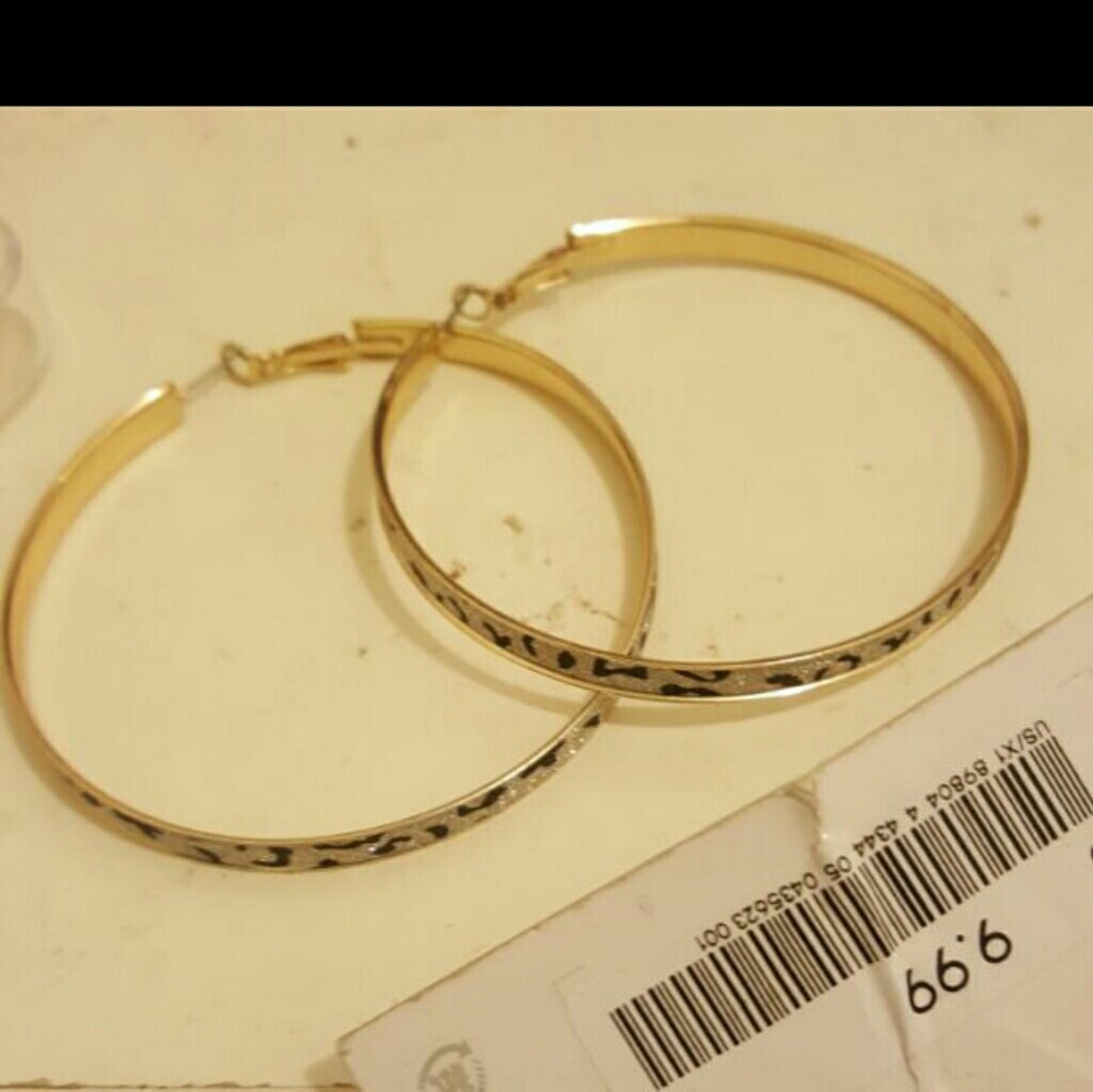 gold/cheetah earring