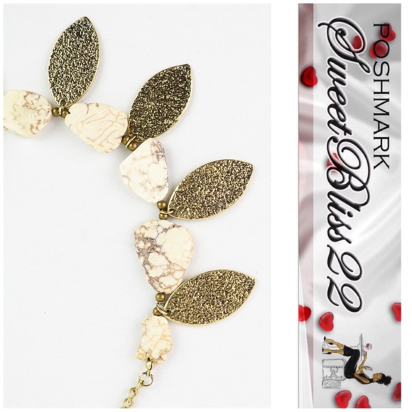 🌸Gold Leaf Statement Necklace🌸 - Picture 3 of 3