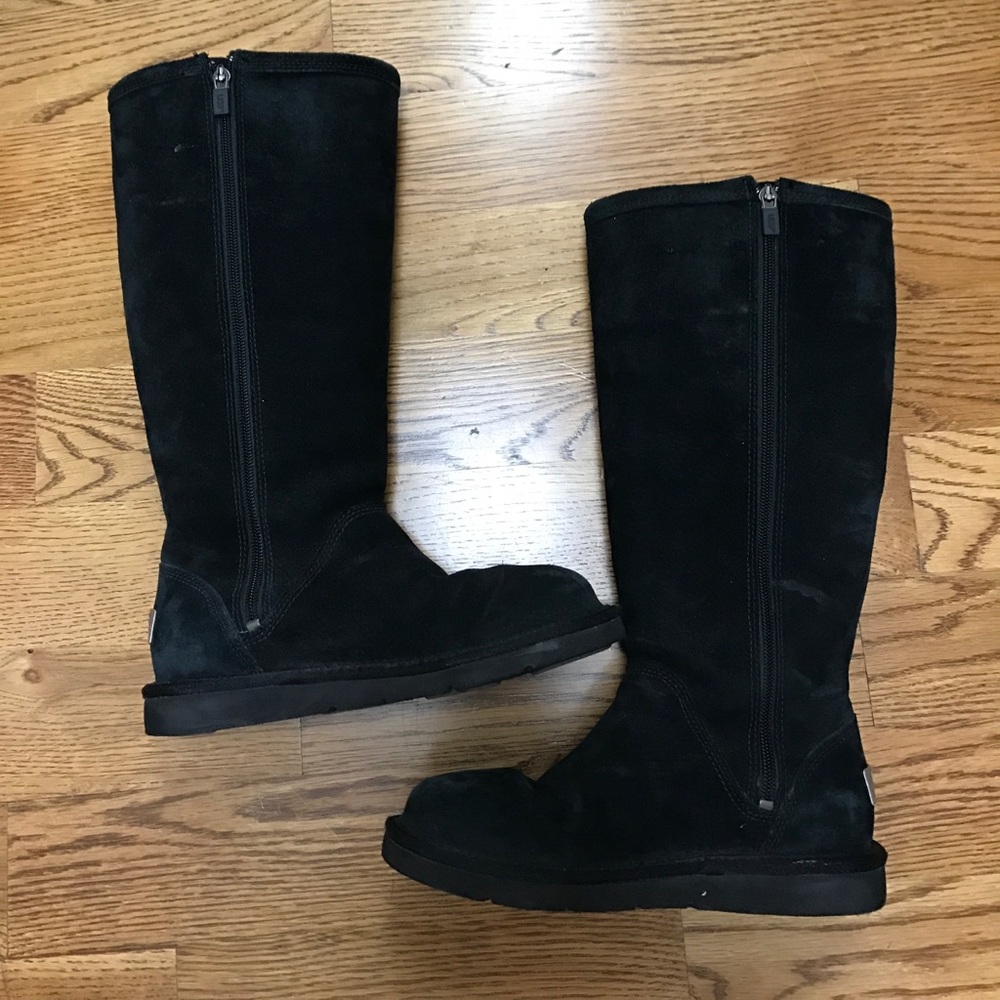 Uggs never worn. Size 6. Perfect condition.