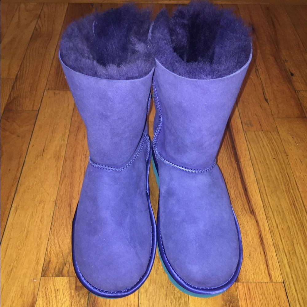Ugg Bailey Bow (Youth Size 5)