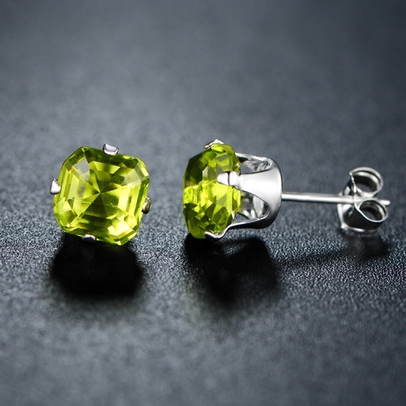 LA MOZEL PARIS Jewelry - NEW & BEAUTIFUL PERIDOT STUDS