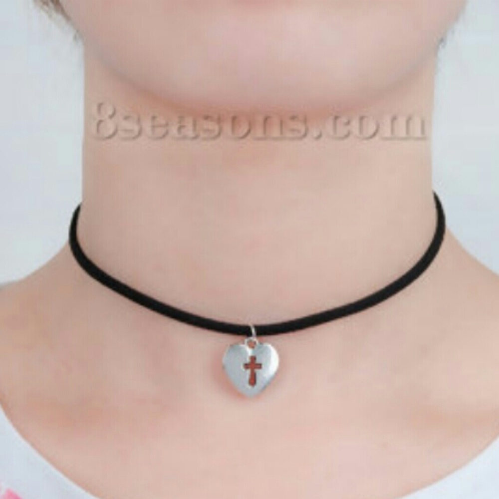 🆕LAST ONE🎊Velvet Heart 💗 Cross Choker Necklace