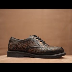 Dr. Martens Womens Aila Skull Etched 5-Eye Oxfords