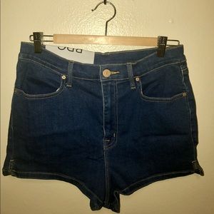 🔝High-waisted BDG jean shorts🍑