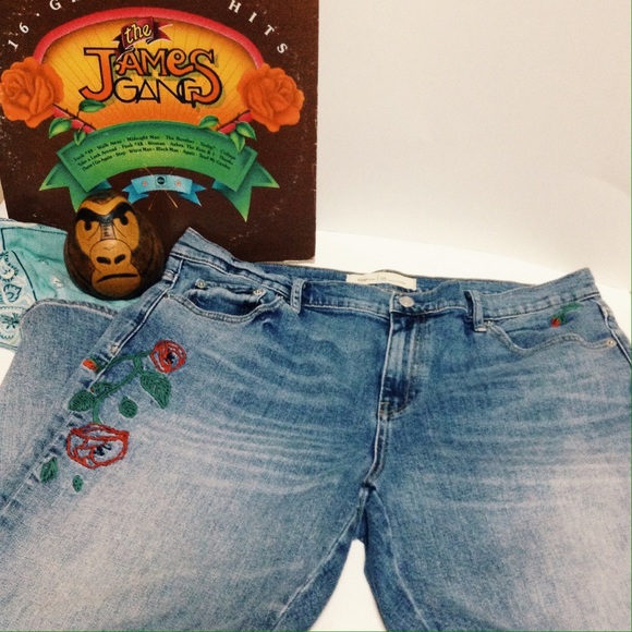 GAP Denim - Sale💕Trendy embroidered and destroyed jeans