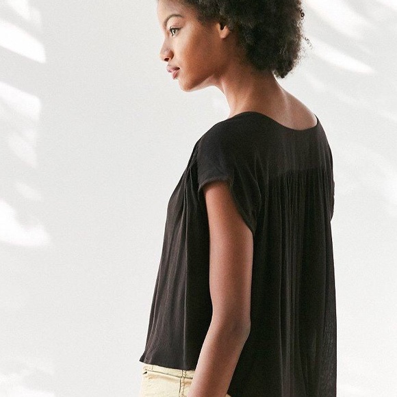 [ silence + noise ] popover black boxy crop top - Picture 3 of 8