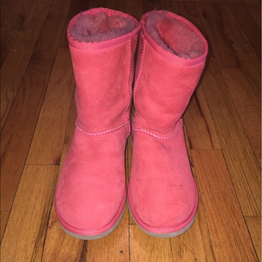 Women's Ugg Short (Size 6)