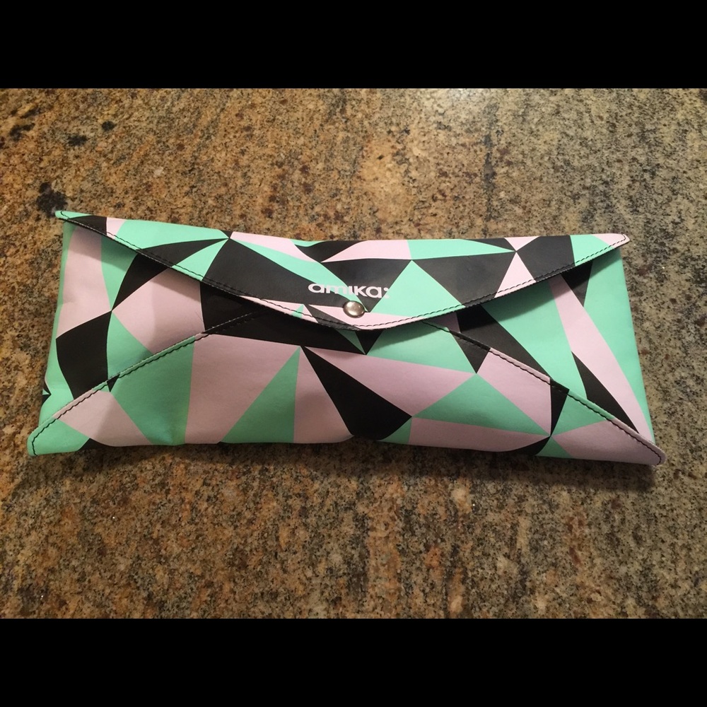 Amika clip free tourmaline curler 18.25mm barrel.