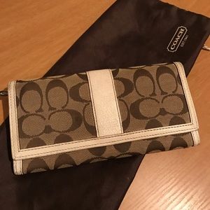 COACH Continental Wallet
