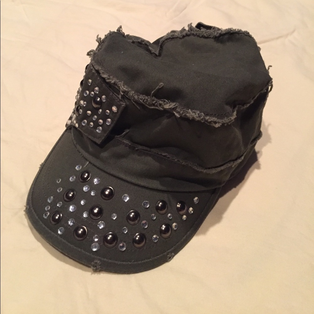 Army green studded hat🌚