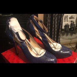 GUESS SNAKESKIN PUMPS