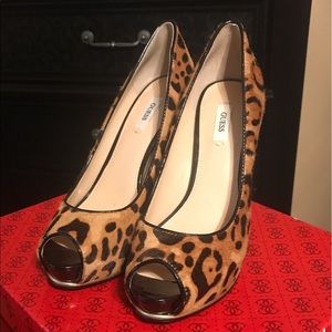 GUESS PUMPS