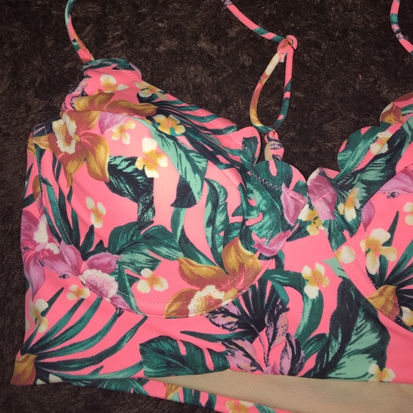 NWT scalloped floral swimtop - Picture 5 of 7