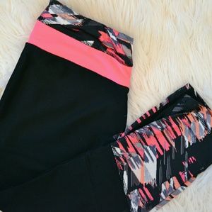 Cropped workout leggings w/ mesh cutout