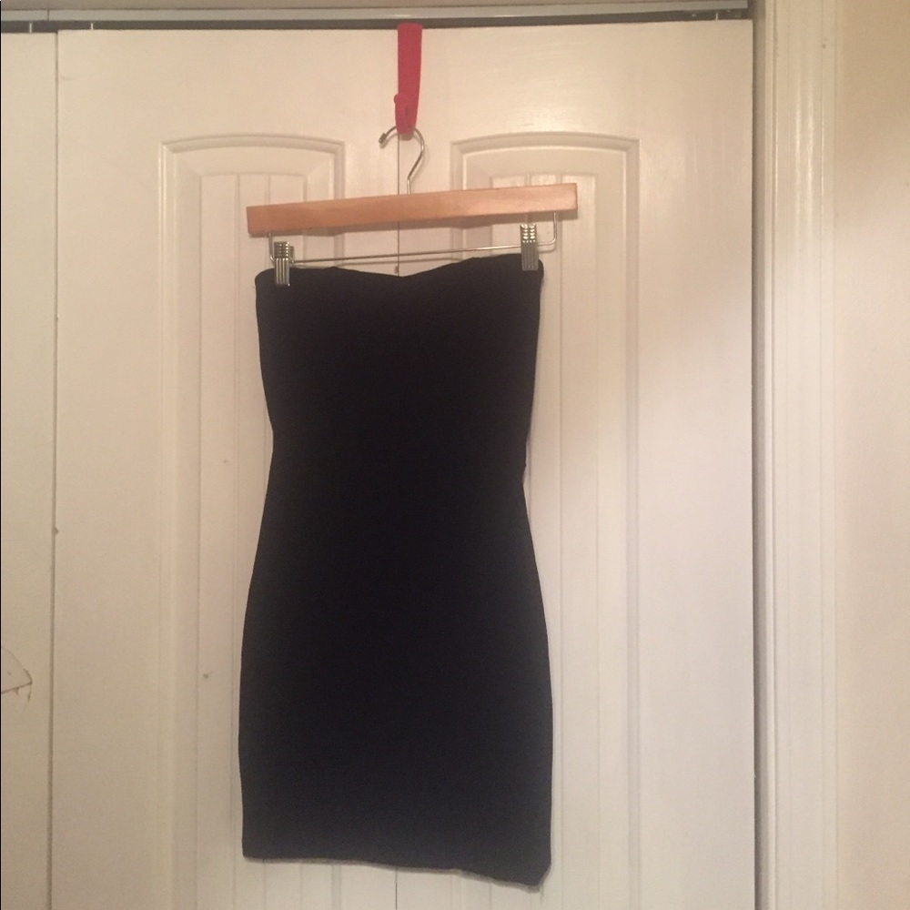 Black strapless classic dress.