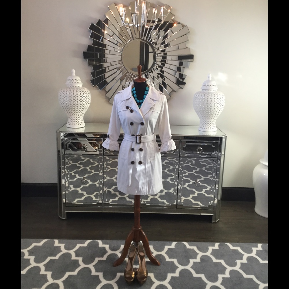 Firm Flash Sale🔥🔥Bebe White Trench Coat