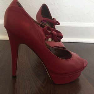 Beautiful hight hells shoes.